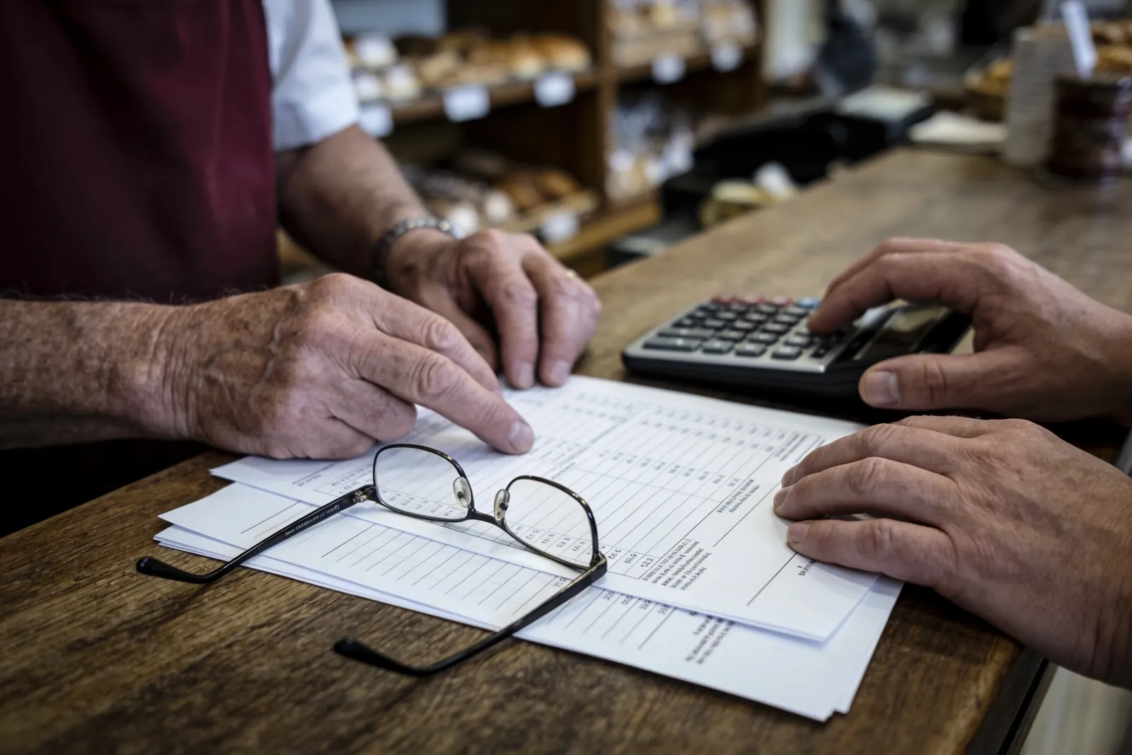 Vendeur et repreneur relisent les comptes avant de parler prix